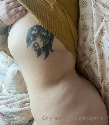 bigtittyg0thm1r model bild